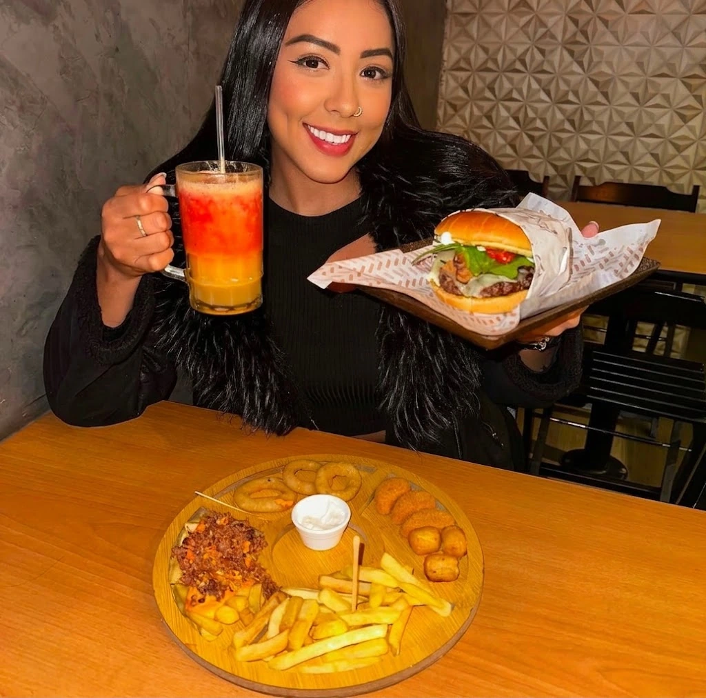 Samara apresentando uma experiência gastronômica para uma marca