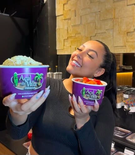 Samara apresentando produtos do Açaí da Villa