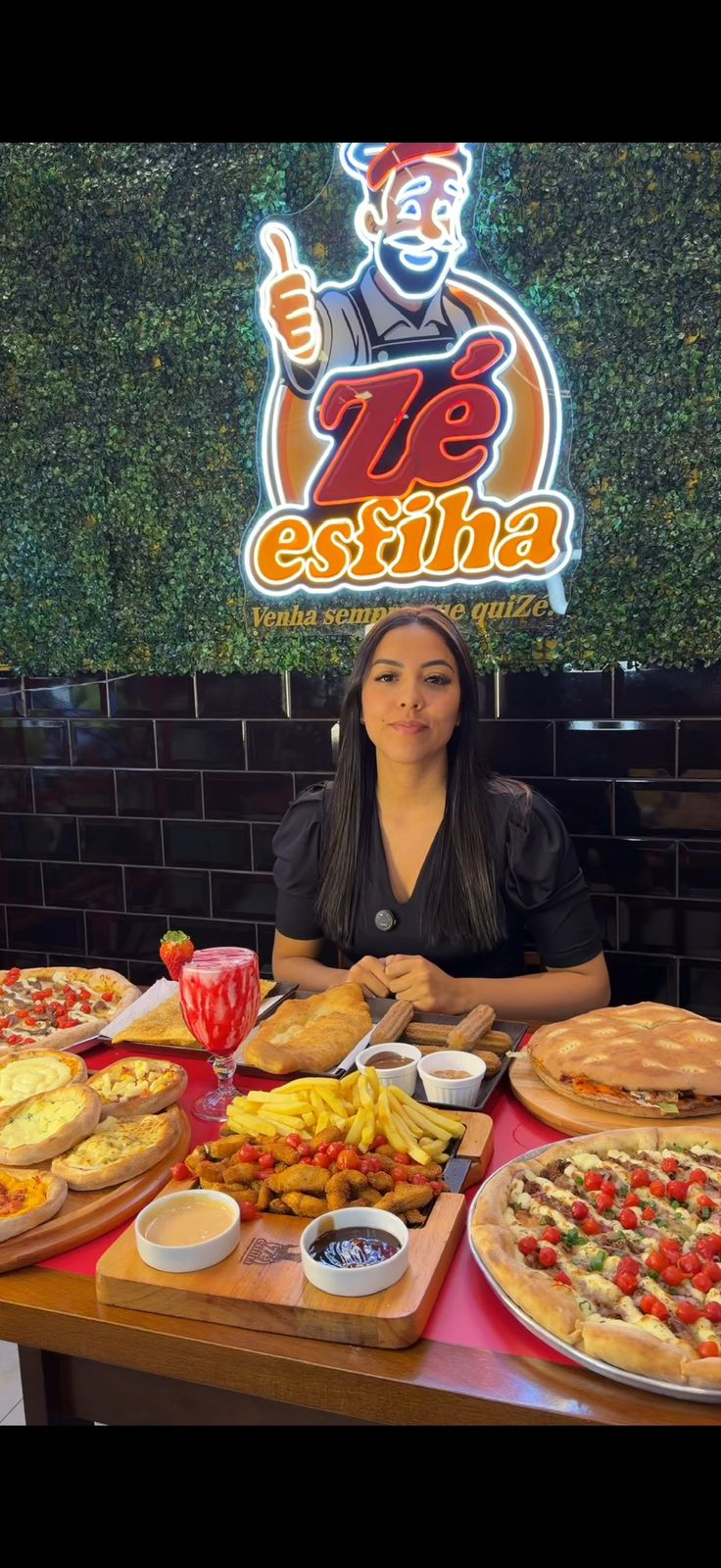 Samara em uma parceria com uma pizzaria
